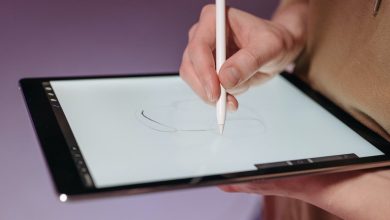 someone drawing on an ipad pros with an apple pencil thinking are ipad pros good for drawing